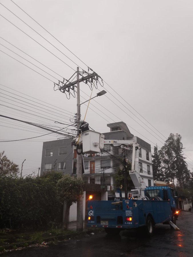 Empresa Eléctrica realizó trabajos correctivos tras fuertes lluvias y descargas eléctricas en Quito, la tarde de este 18 de octubre 